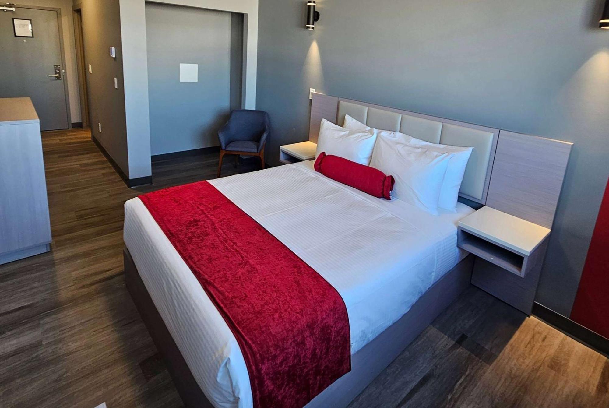 Ramada By Wyndham West Edmonton Hotel & Suites Ngoại thất bức ảnh