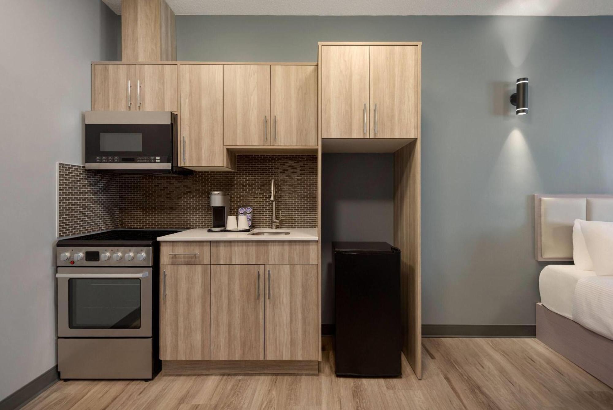 Ramada By Wyndham West Edmonton Hotel & Suites Ngoại thất bức ảnh